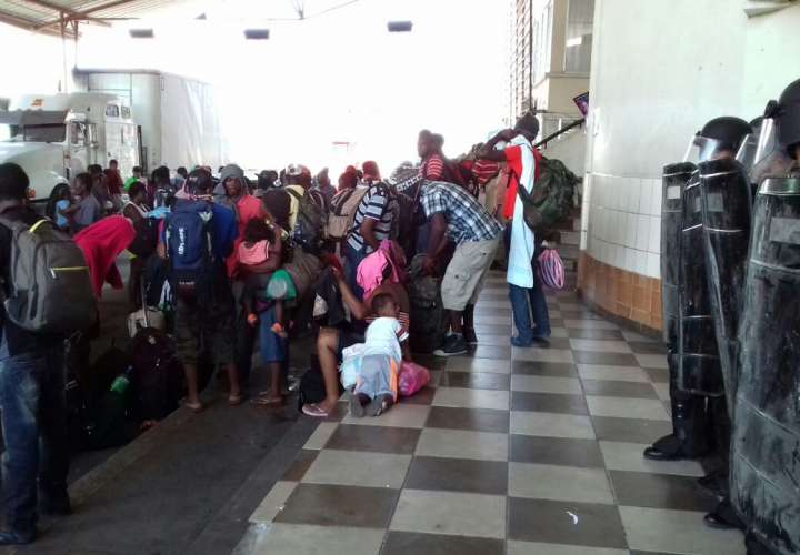 Los africanos llegaron en buses de Costa Rica hacia Panamá. (Foto: Mayra Madrid)