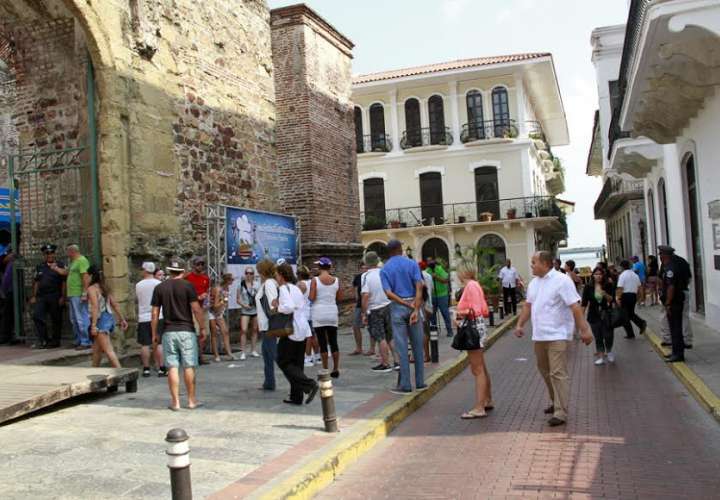 Panameños y turistas realizan caminata por el Casco Antiguo