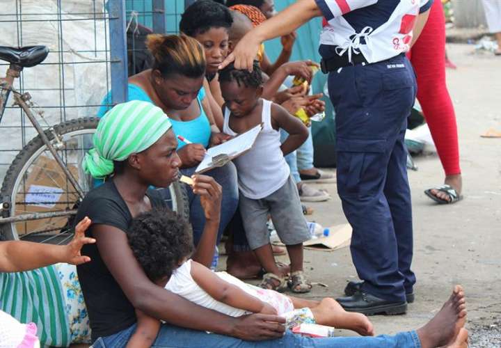 Los isleños son atendidos por la Cruz Roja y el sistema de salud ante cualquier necesidad.  /  Foto: EFE