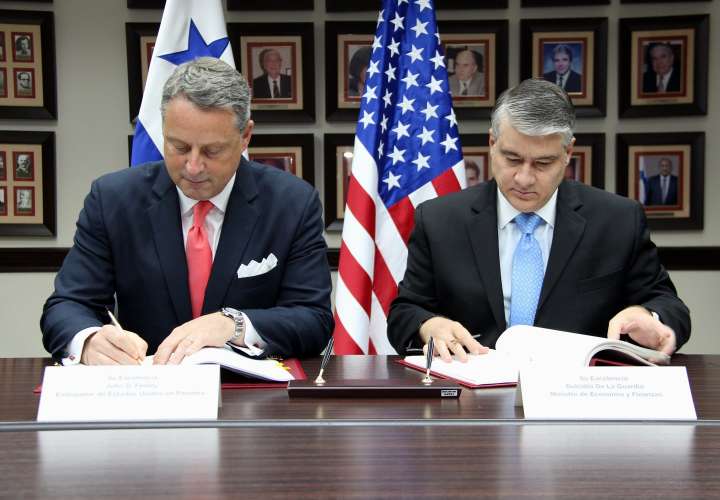 Panamá y EEUU firman acuerdo para aplicar FATCA 