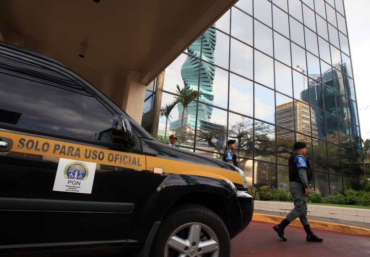 Agentes de policía participan en un allanamiento a la sede central de la firma Mossack Fonseca en Ciudad de Panamá (Panamá).  /  EFE