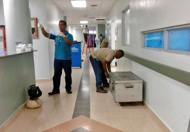 Limpieza de ductos de aires acondicionado en hospital. (Foto:CSS)