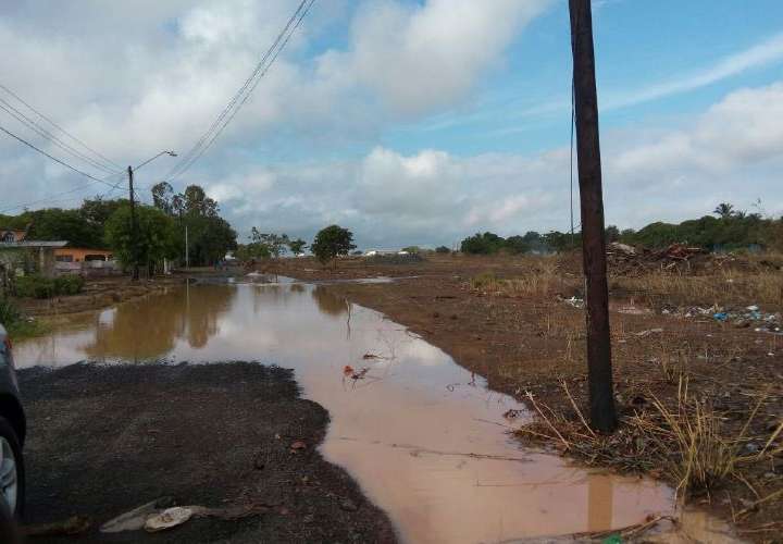 Limpian cunetas para evitar nuevas inundaciones en Aguadulce