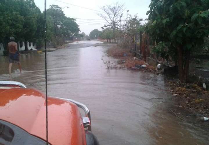 Lluvias de ayer, viernes, afectaron a varias familias de Agudulce. (Foto: Bomberos Coclé)