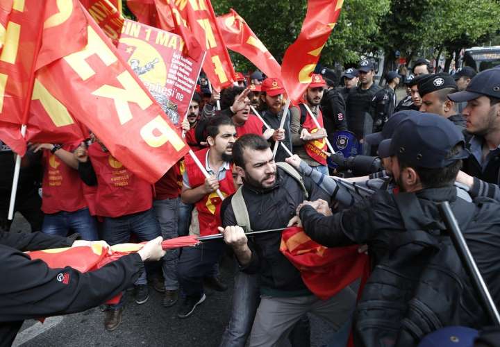 Manifestantes chocan con la policía antidisturbios en su intento de llegar a la plaza de Taksim para una celebración de día de mayo ilegal en Estambul.  /  EFE