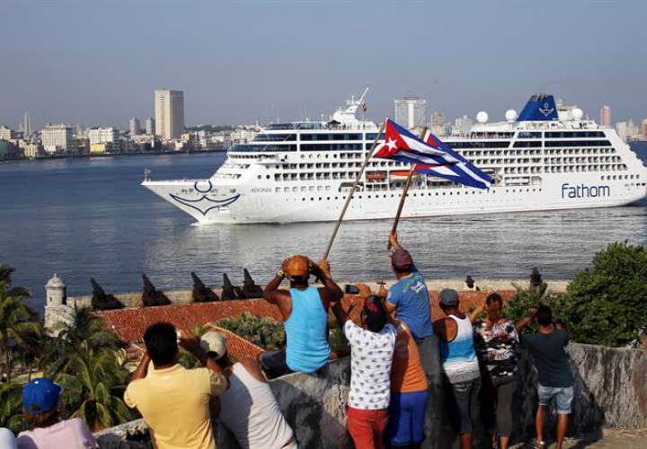 Algunos de los espectadores que acudieron a la zona del litoral habanero portaban banderas cubanas.   / Foto: EFE