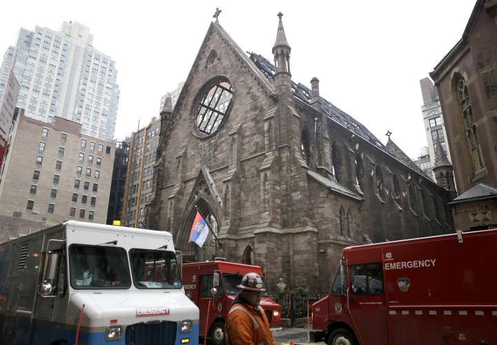 La iglesia histórica en la ciudad de Nueva York fue destruido en un fuego que rabia apenas horas después de que sus fieles ortodoxos celebran la Pascua.  /  Foto: AP