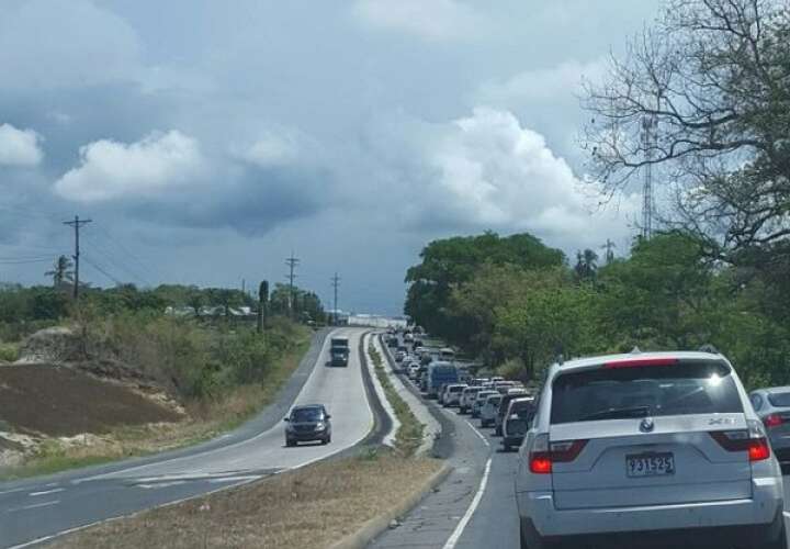 Tráfico lento durante el retorno hacia la ciudad por la_vía Interamericana a la alltura de Costa Esmeralda.   /  Foto: @traficocpanama