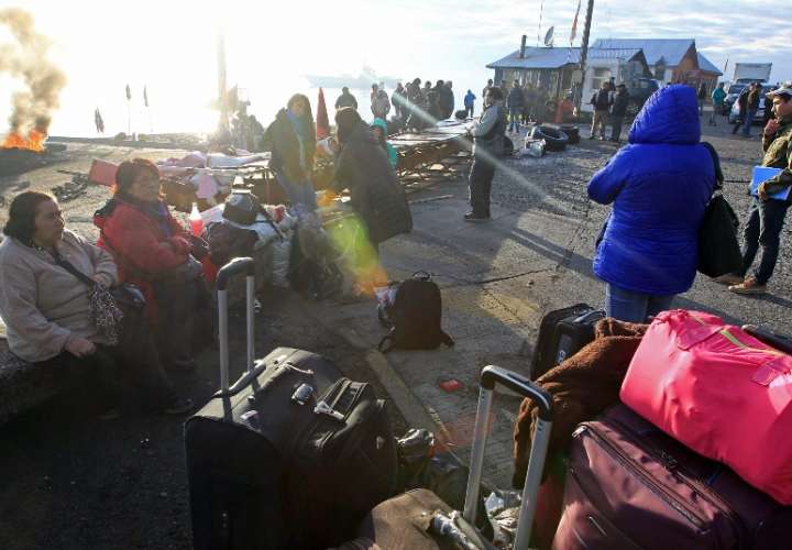 Pescadores chilenos protestan hoy, tras bloquear algunas de las principales rutas de la Isla Grande de Chiloé, al sur de Santiago.  /   Foto: EFE