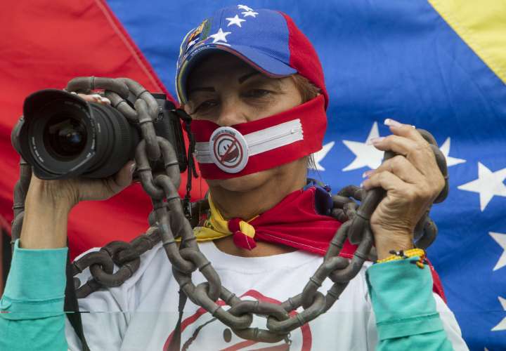 Periodistas se manifiestan con motivo del Día Mundial de la Libertad de Prensa en Caracas (Venezuela). EFE