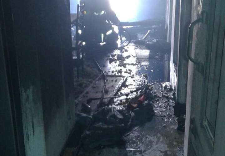 Los bomberos extinguen en su totalidad incendio declarado en un apartamento de Los Libertadores.  /  Foto: .@BCBRP