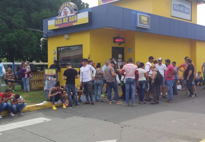 Los cubanos buscan dinero en centro de transferencia. (Foto: José Vásquez)