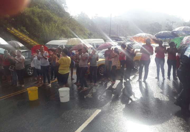 El representante de Limón Eleuterio Tello se reunió con los molestos moradores.  / Foto: Delfia Cortez