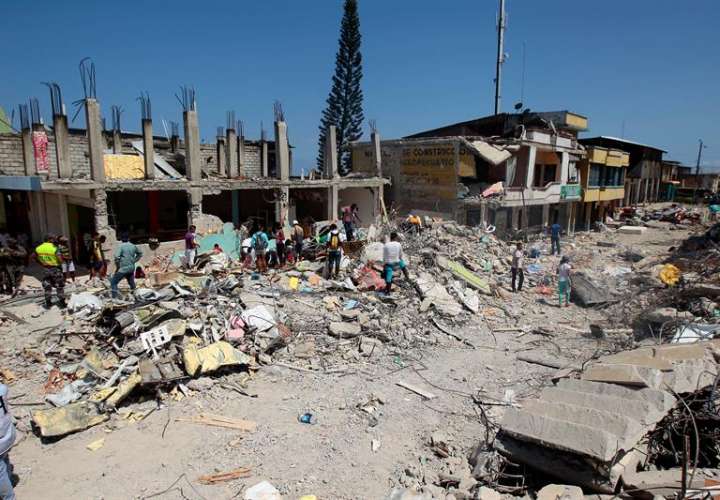 Ecuador cumple este lunes un mes del devastador terremoto en el norte de la costa del país.  /  Foto: EFE Archivo
