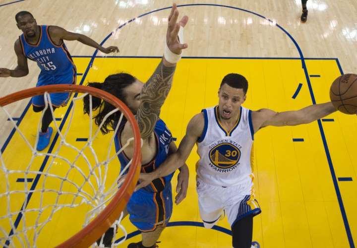 Curry brilla de nuevo y los Warriors empatan la serie