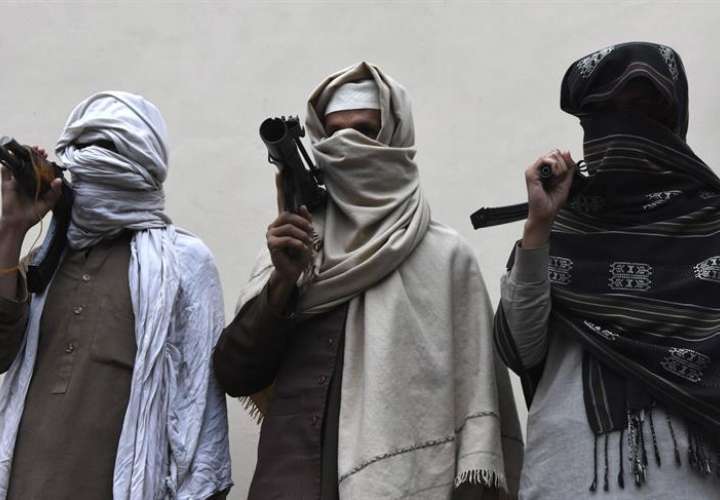 Talibanes entregan las armas durante una ceremonia de rendición en Jalalabad (Afganistán), para unirse al proceso de paz.  /  EFE Archivo