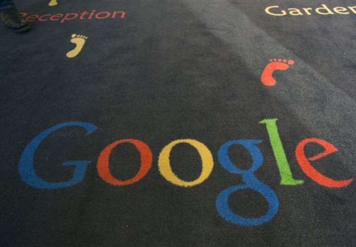 Foto de archivo que muestra el logotipo de Google impresa sobre una alfombra durante la inauguración de la nueva Google Cultural Institute en París, Francia.  /  Foto: AP