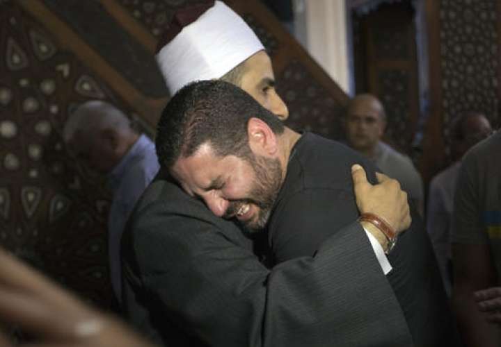 Imagen de archivo del Imán de la mezquita de Thawrah otros, Samir Abdel Bary , cuando le daba el pésame a Tarek Abu Laban, centro, quien perdió a cuatro familiares , todas las víctimas del accidente de avión de EgyptAir.  /  Foto: AP 