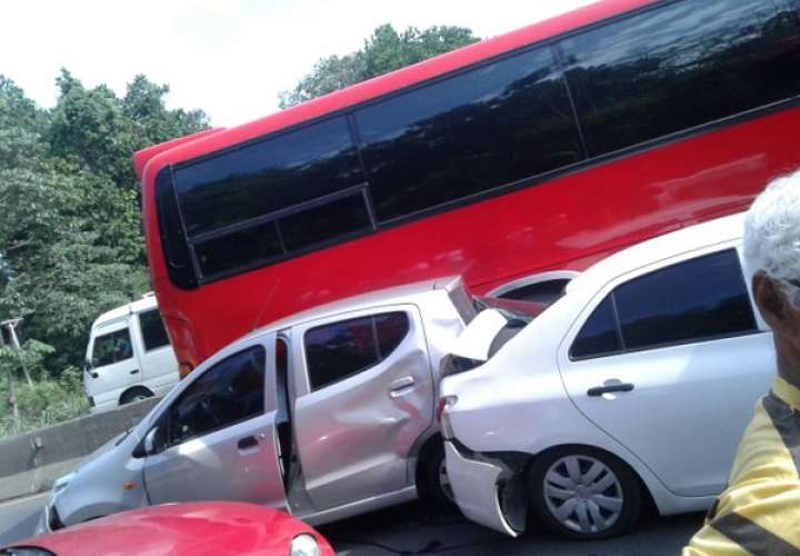 Colisión múltiple entre bus y autos deja 12 lesionados