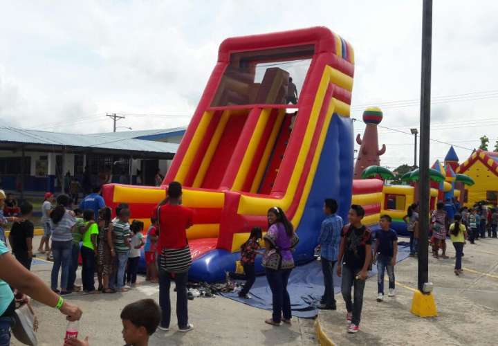Niños y niñas hacen fila para brincar en los globos  inflables. / Foto: Cortesía