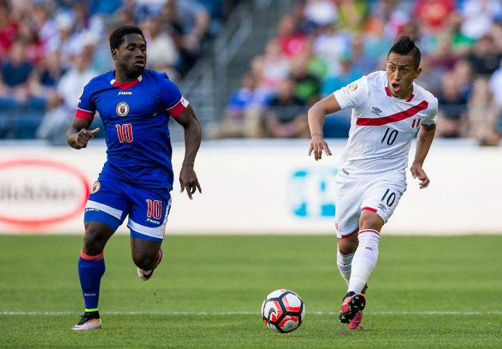 Cristian Cueva (derecha), de Perú.