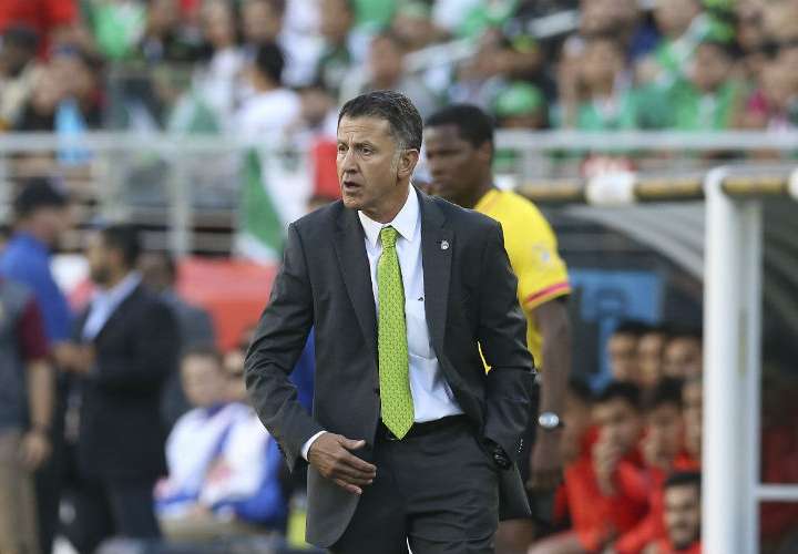 A pesar del fiasco, Osorio sigue al frente del TRI