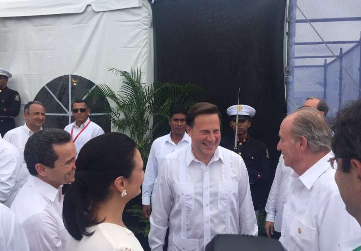 Rey Juan Carlos se reúne con Sacyr y saluda a Varela