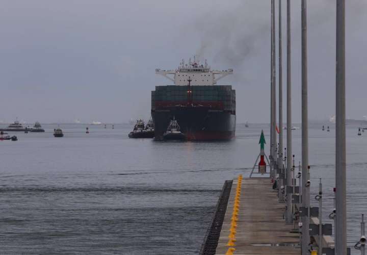 Barco se enfila para realizar tránsito inaugural del Canal