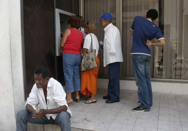 Fotografía en la que se observa a varias personas al hacer fila ante un cajero electrónico en Santa Clara (Cuba).  /  Foto: EFE Archivo