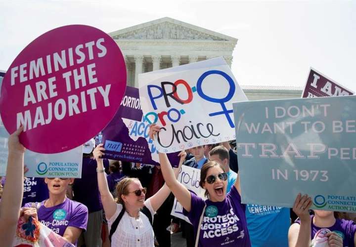 Activistas a favor del aborto celebran a las puertas del Tribunal Supremo tras conocerse la decisión de la corte en el caso Salud Femenina vs. Hellerstedt hoy, 27 de junio de 2016.  /  Foto: EFE
