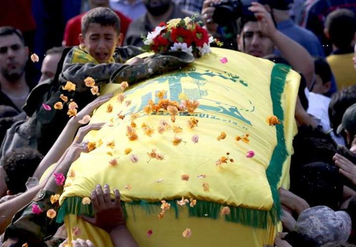 Seguidores de grupo chií Hizbulá y familiares llevan en procesión fúnebre el féretro de Mohammed Ibrahim Hamza, militar miembro de Hizbulá, muerto junto con otros 26 militantes durante enfrentamientos junto a fuerzas del Gobierno sirio en Aleppo. Foto:EFE