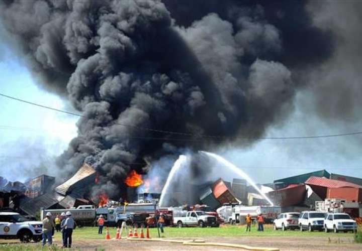 El fuego seguía ardiendo varias horas más tarde. Un equipo de la NTSB fue enviado a la escena.   /  Foto: AP