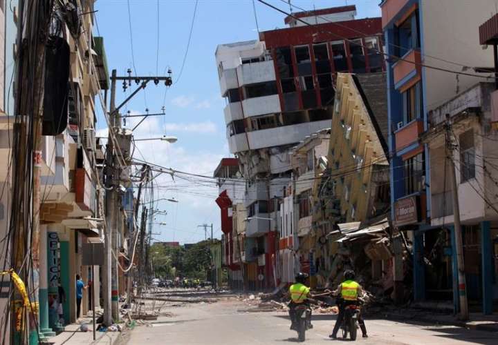 Integrantes de la Policía ecuatoriana pasan frente a edificaciones colapsadas el 19 de abril de 2016, tras un fuerte sismo de 7,8 grados, en el centro de Portoviejo, en la capital de la provinica de Manabí (Ecuador).  /  Foto: EFE Archivo