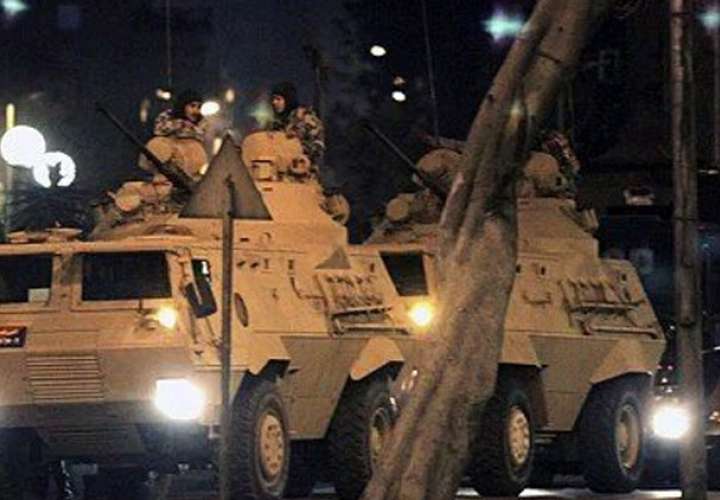 Interrogan a 27 generales por intento de golpe en Turquía
