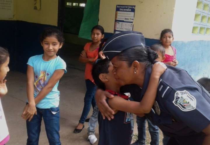 Policías hacen homenaje a niños de apartada comunidad en Penonomé