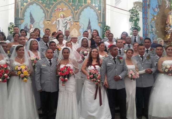 Policías unieron sus vidas en sagrado matrimonio