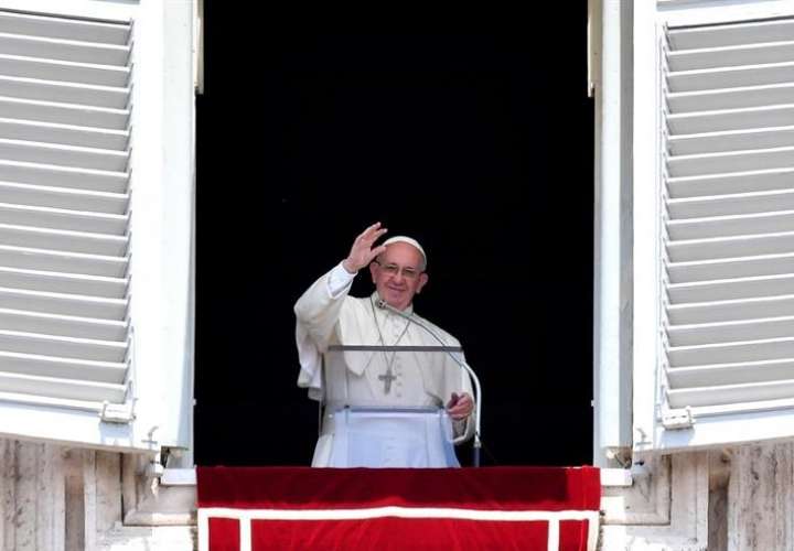 El papa Francisco saluda desde el balcón en la Plaza de San Pedro, al terminar el rezo del Ángelus.  /  Foto: EFE
