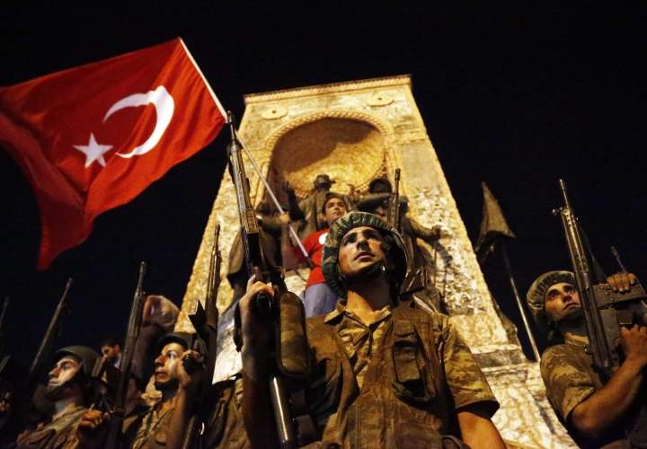 Parlamento turco crea comisión de investigación sobre intento de golpe