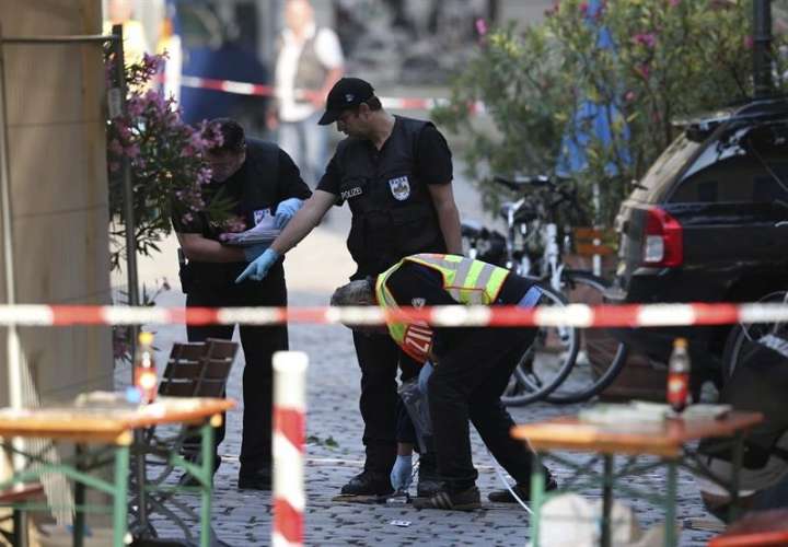  Policías revisan la escena tras la explosión registrada en Ansbach (Alemania).  /  Foto: EFE Archivo