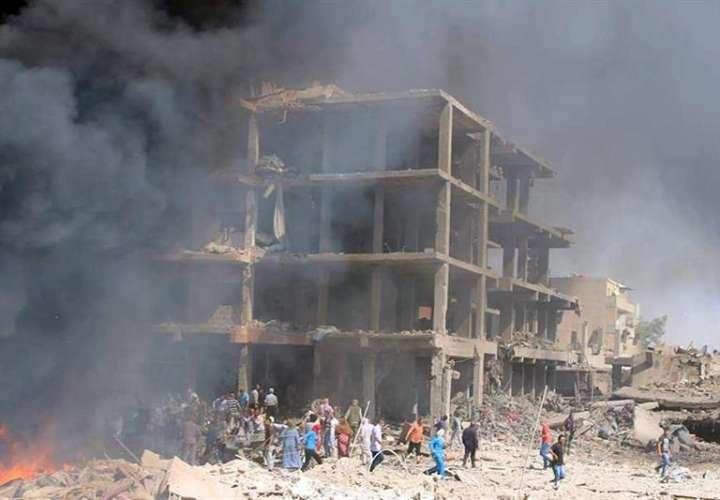 Fotografía facilitada por la Agencia Oficial de Noticias siria, SANA, que muestra hoy a varias personas en el lugar donde explosionó una bomba en Qameshli, Siria.  /  Foto: EFE