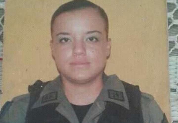 Mujer policía se suicida en el cuartel
