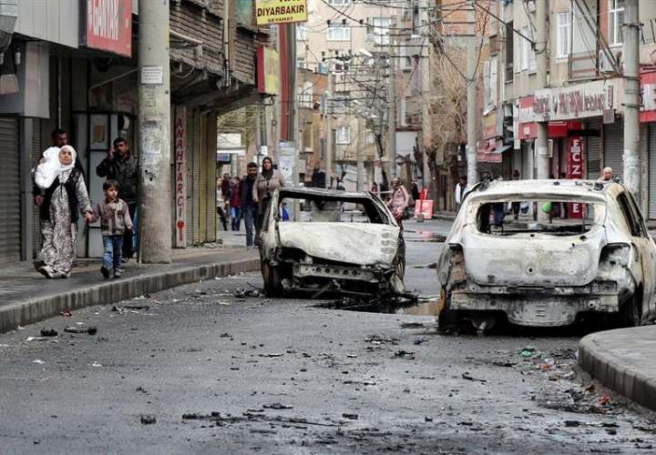 Vecinos del distrito de Baglar abandonan la zona con sus pertenencias tras ataques entre las fuerzas especiales turcas y miembros del Partido de Trabajadores de Kurdistán (PKK) en Diyarbakir (Turquía).  /  Foto: EFE