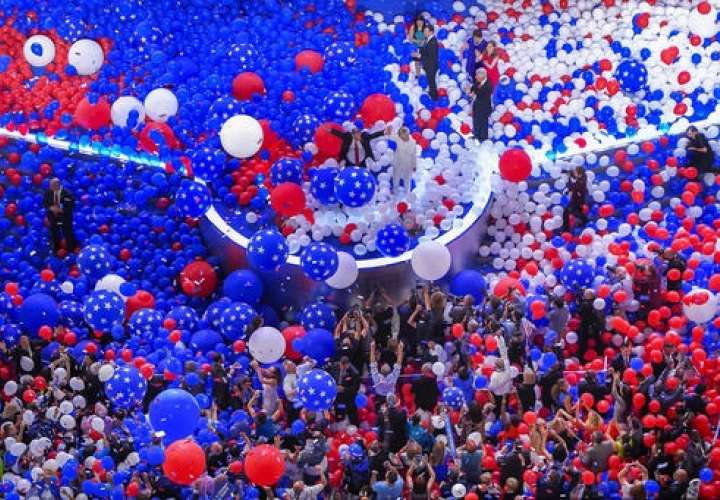 La candidata presidencial demócrata Hillary Clinton y su compañero de fórmula a la vicepresidencia el senador Tim Kaine, D-Va., se destacan en un mar de globos en la celebración de la Convención Nacional Democrática en Filadelfia.  /  Foto: AP