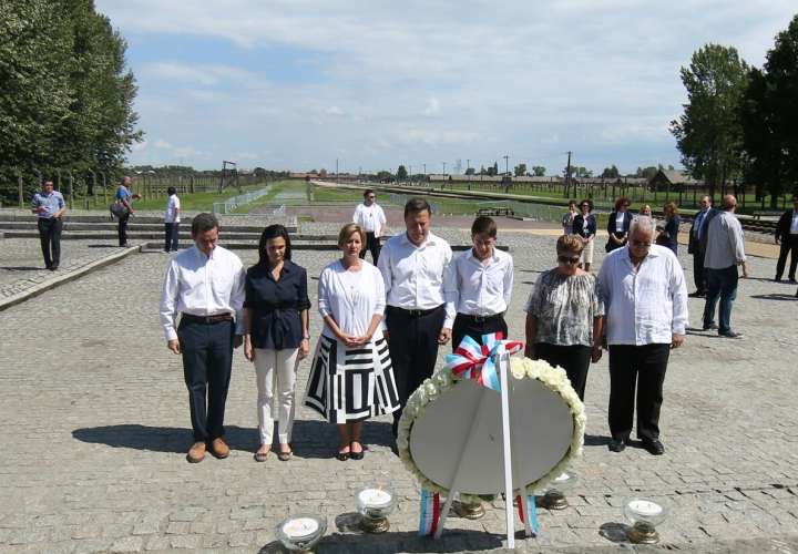  Rinden tributo a la memoria de las víctimas del Holocausto