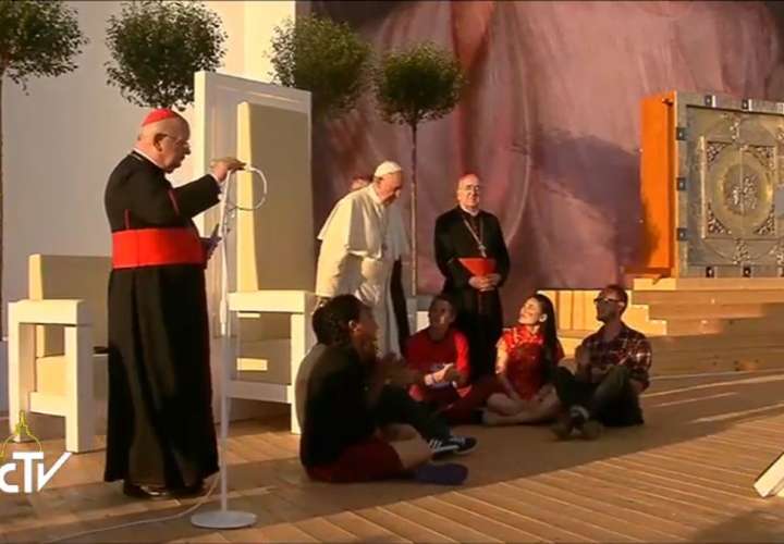 Papa instó a  "jóvenes-sofá" a levantase y construir futuro