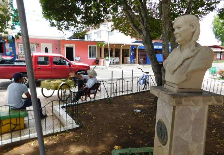 Piden restauración de busto y el parque de Guararé