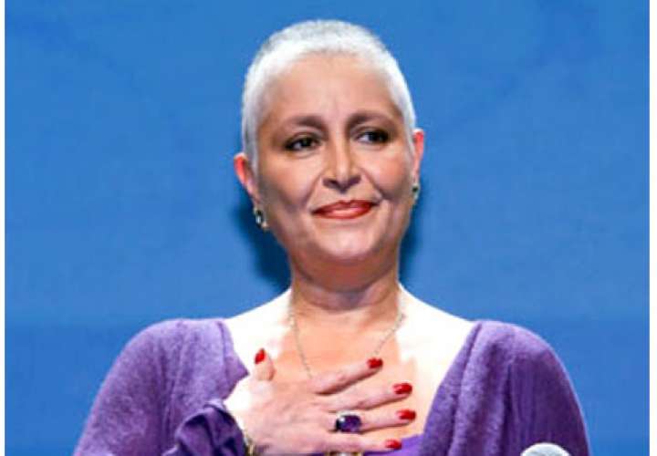 Daniela Romo espera que le den de alta del cáncer