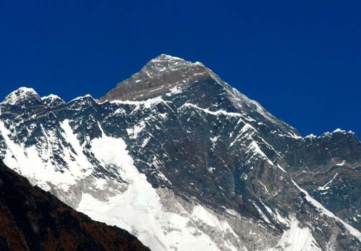 Prohiben a pareja escalar durante 10 años el Everest