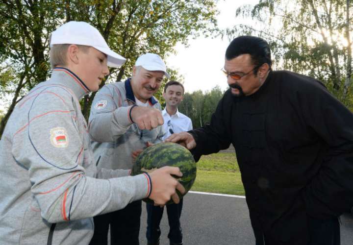 Presidente de Bielorrusia regala lote de zanahoria a actor