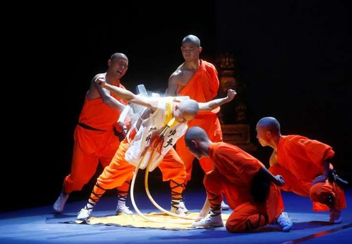 Los monjes son capaces de caminar por encima de cuchillas, realizar acrobacias, soportar golpes con varas de madera en la cabeza.  /  Foto: EFE